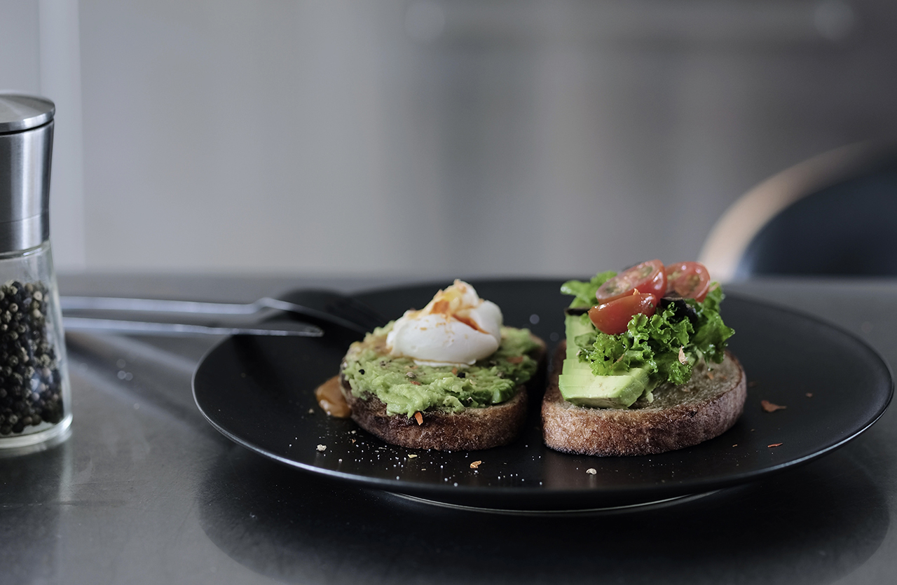 アボカドトースト ケールサラダ&ポーチドエッグ avocado toast kale salad& poached egg ローフード